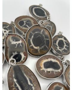 Septaria, pendant + metal setting, 1 piece.