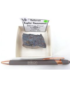 Defernit (xx), Kupfer und Hausmannit; W90 Stope, 12 Level, Kombat Mine, Otaviberge, Namibia; KS (36)