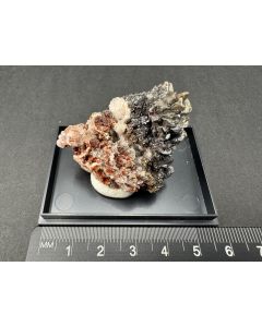 Descloizit, Calcit xx; Tsumeb Mine, Otaviberge, Namibia; Ilse Baer Sammlung; KS; Einzelstück