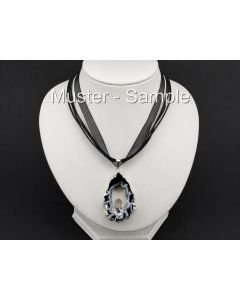 Organza-Kette mit Achat-Drusenscheiben Anhänger und Quarzkristall; schwarz/silber; 1 Stück