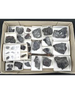 Proustit, Xanthokon und weitere Mineralien aus Imiter, Marokko – 1 Steige als Unikat