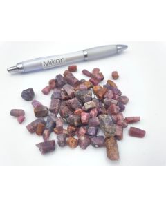 Rubin + Safir (Saphir), Korund Kristalle; Tanzania; 100 g