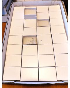 Stufenschachteln mit Deckel; mit weißer Baumwolleinlage; (Mineralien-Boxen) 192 Stück, 32 pro Steige; 6 Steigen