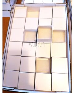 Stufenschachteln mit Deckel; mit weißer Baumwolleinlage; (Mineralien-Boxen) 240 Stück, 24 pro Steige; 10 Steigen 
