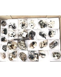 Caysichit xx, Aegirin xx, Feldspat xx, Zirkon xx; auf Matrix, z.T. UV-aktiv!; Mt. Malosa, Zomba, Malawi; 1 Steige, Unikat (104)