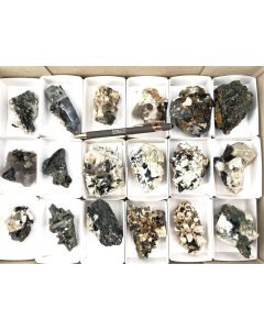 Elpidit xx, Zirkon xx, Xenotim xx, Aegirin xx; auf Matrix, z.T. UV-aktiv!; Mt. Malosa, Zomba, Malawi; 1 Steige, Unikat (103)