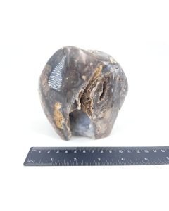 Chalcedon schwarz, braun, hellblau; drusig, poliert; Indonesien; Einzelstück 850 g