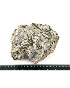 Nephelin-Syenit (UV!); Junguni Hill + Tundulu Hill, Malawi; 2,3 kg; Einzelstück
