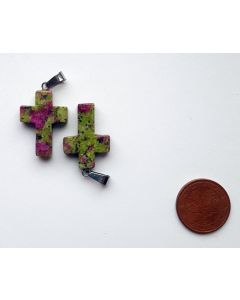 Anhänger, 2,5 cm (Kreuz mit Öse), 1 Stück, Rubin in Zoisit