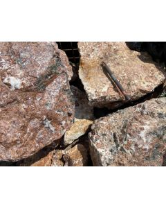 Andradit, Granat; Skarn, mit grünem Amphibol, Namibia; 100 kg