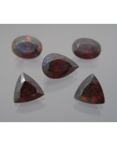 Cuprit facettiert; metallisch rot, augenrein; tropfenförmig; 11 x 7 mm; Namibia; 1 Stück