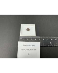 Aeschynit – (Ce); Miass, Ural, Rußland; MM; Einzelstück