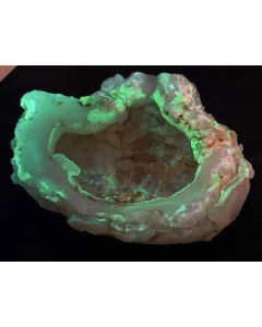 Chalcedony, UV-active (shortwave); Cab; unique piece
