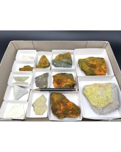 Pandorait, Rakovanit, Pascoit, Metamunirit, Phurkalit xx; UV-aktiv; Pandora Mine, UT, USA; 1 Steige; Unikat