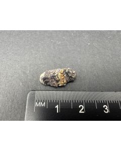 Cordierit xx (Nadeln!); Nickenich, Eifel, Deutschland; MM; Einzelst&uuml;ck