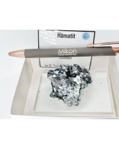 Hematite xls; Jumilla, Spain; Gerd Tremmel Collection; Scab