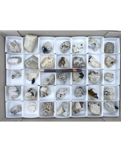 Feldspat xx, Aegirin xx, Zirkon (UV) xx; z. T. UV-aktiv, auf Matrix; Mt. Malosa, Zomba, Malawi; 1 Steige, Unikat (408)