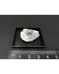 Hutchinsonit xx, Realgar xx; Grube Lengenbach, Binntal, Wallis, Schweiz; MM; Einzelstück