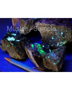 Phenakit, Fluorit, Scheelit (UV!); Mount Wheeler Mine, White Pine County, Nevada, USA;  1 kg