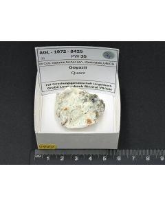 Goyazit, Quarz xx; Grube Lengenbach, Binntal, Wallis, Schweiz; Valentin Sicher sen. Sammlung; KS; Einzelstück