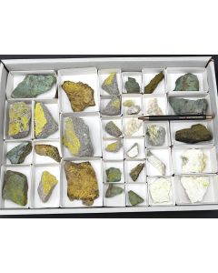 Phurcalit, Metamunirit, Zippeit etc.; UV-aktiv; Utah, USA; 1 Steige; Unikat