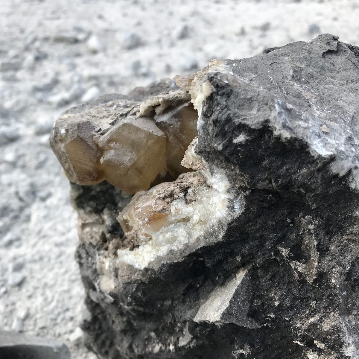 Belgien: Landelies, der Fundort der herrlichen orangen Calcite. Weltkasse Stufen kommen von hier.