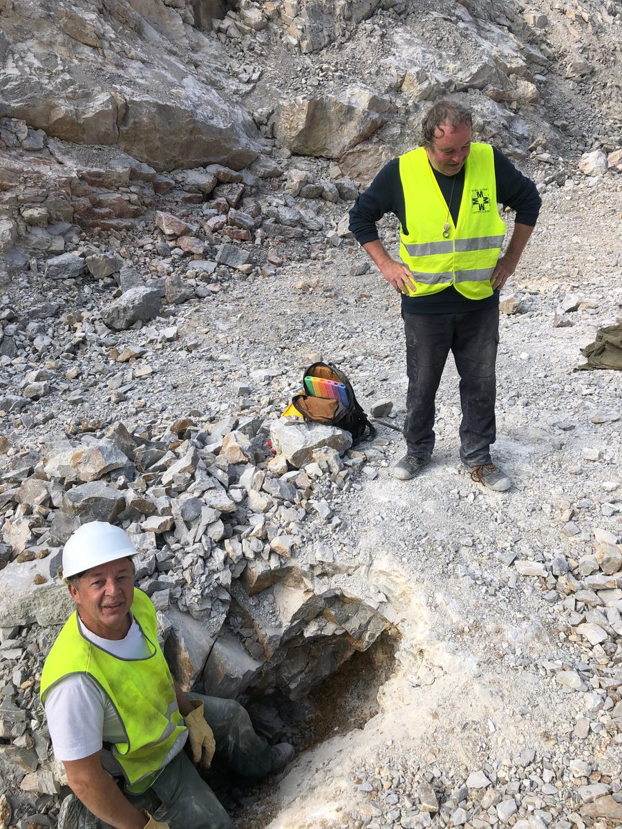 Belgien: Landelies, der Fundort der herrlichen orangen Calcite. Weltkasse Stufen kommen von hier.