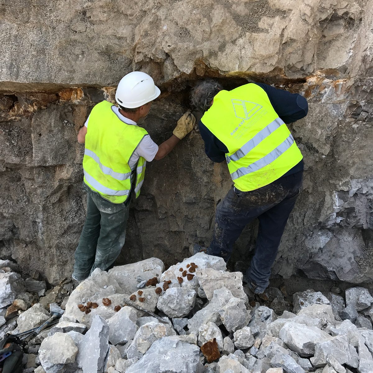 Belgien: Landelies, der Fundort der herrlichen orangen Calcite. Weltkasse Stufen kommen von hier.