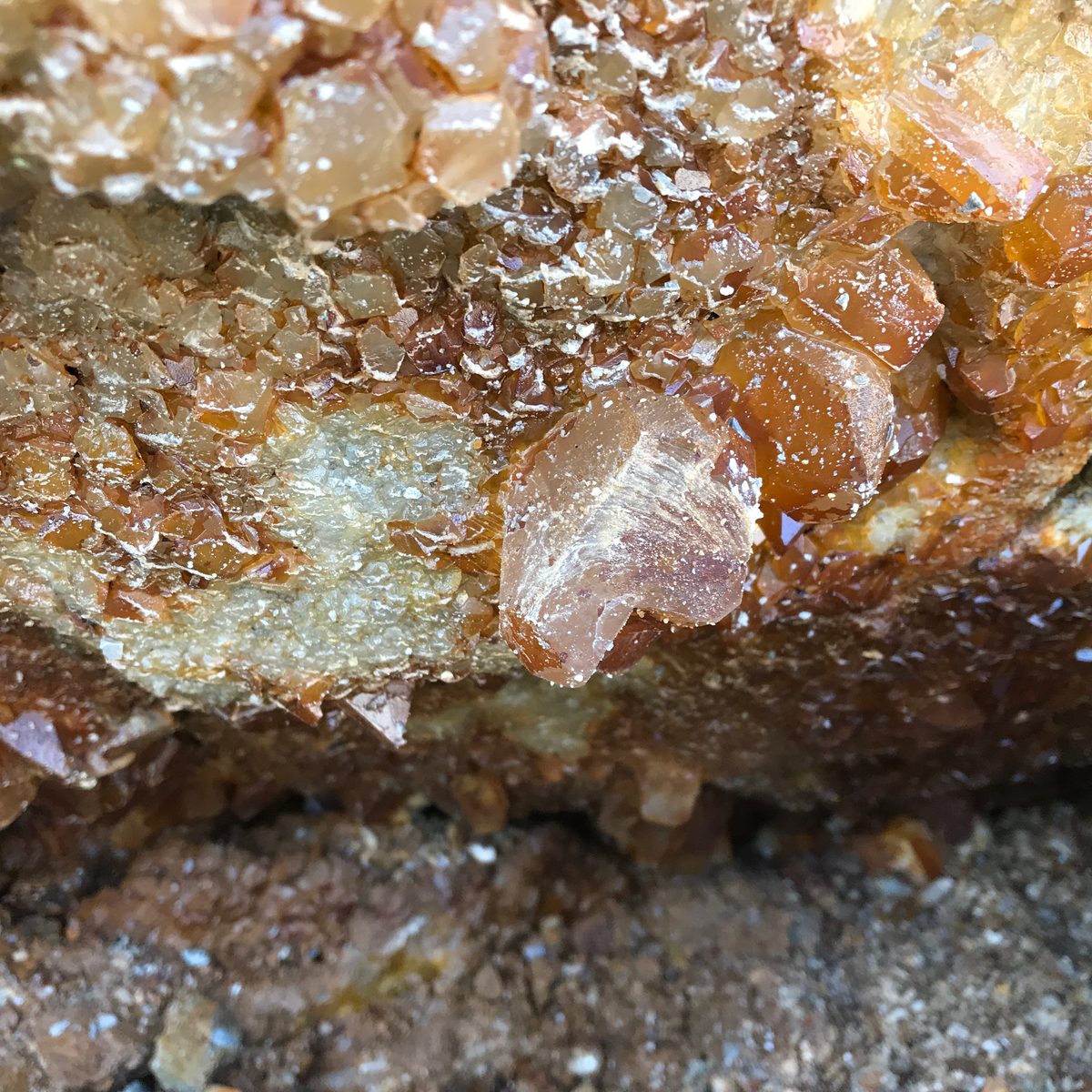 Belgien: Landelies, der Fundort der herrlichen orangen Calcite. Weltkasse Stufen kommen von hier.