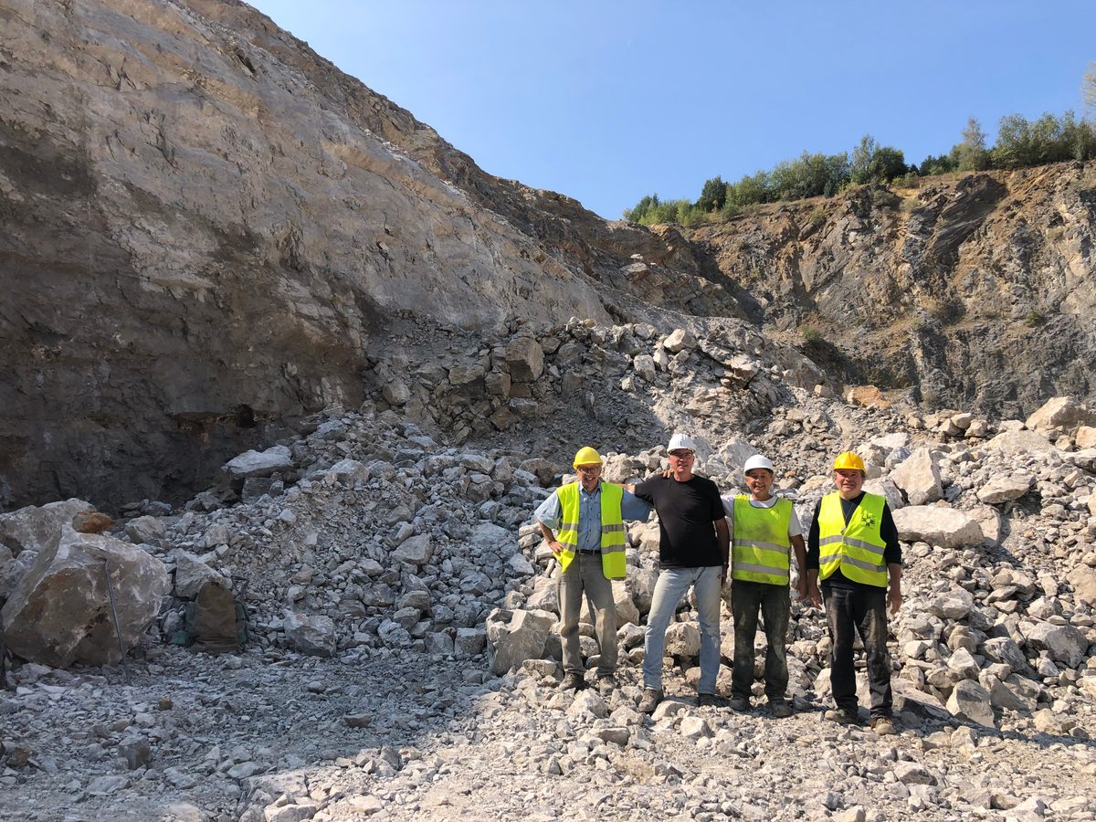 Belgien: Landelies, der Fundort der herrlichen orangen Calcite. Weltkasse Stufen kommen von hier.