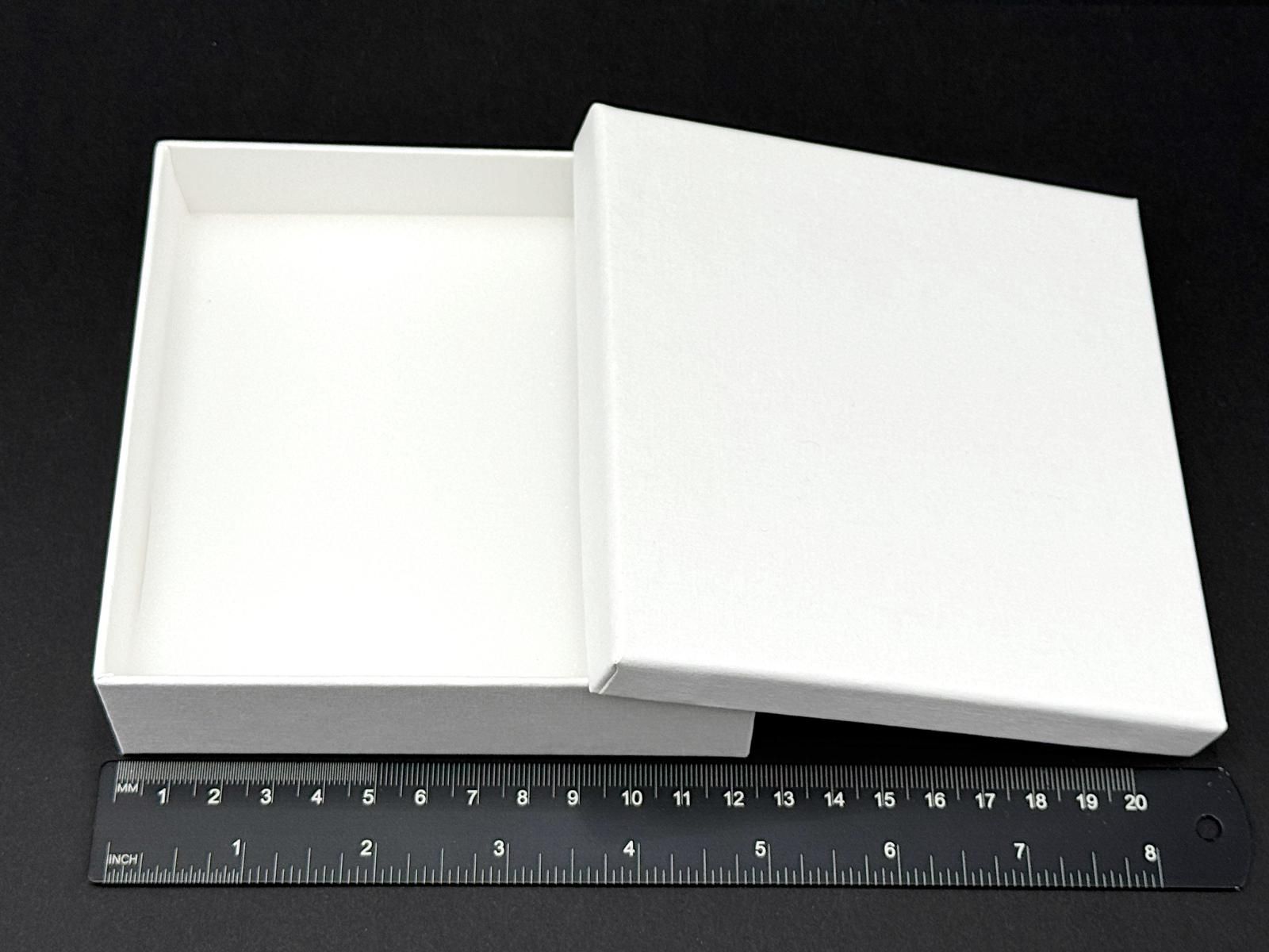 Ge&ouml;ffnete Box im Anschnitt
