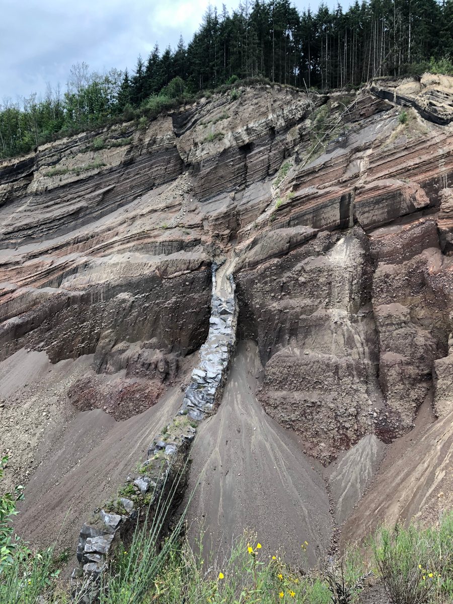 Deutschland: Steinbruch Üdersdorf, Eifel: Schöner Basalt und tolle Mineralien!