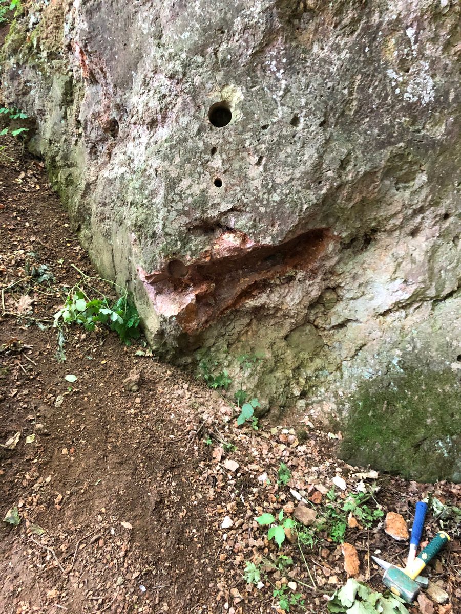 Deutschland: Bopfingen, Nördlinger Ries, Baden-Württemberg: Fundstelle des roten Suevits, Meteoriten-Impaktgestei