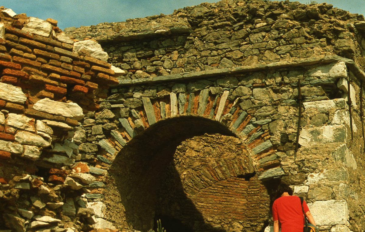 Griechenland: Außenansichten von Kamariza (Agios Konstantinos) mit alten Bergbauanlagen und alten Häusern aus der