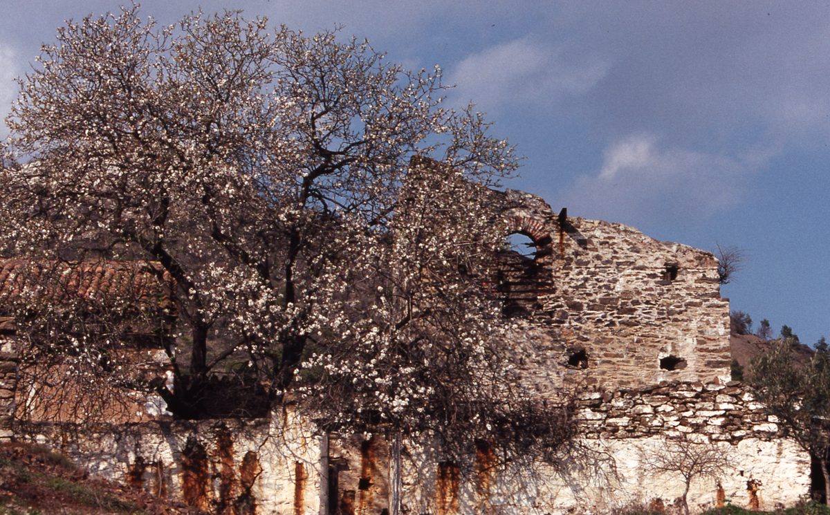 Griechenland: Außenansichten von Kamariza (Agios Konstantinos) mit alten Bergbauanlagen und alten Häusern aus der