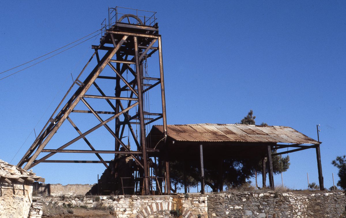 Griechenland: Außenansichten von Kamariza (Agios Konstantinos) mit alten Bergbauanlagen und alten Häusern aus der