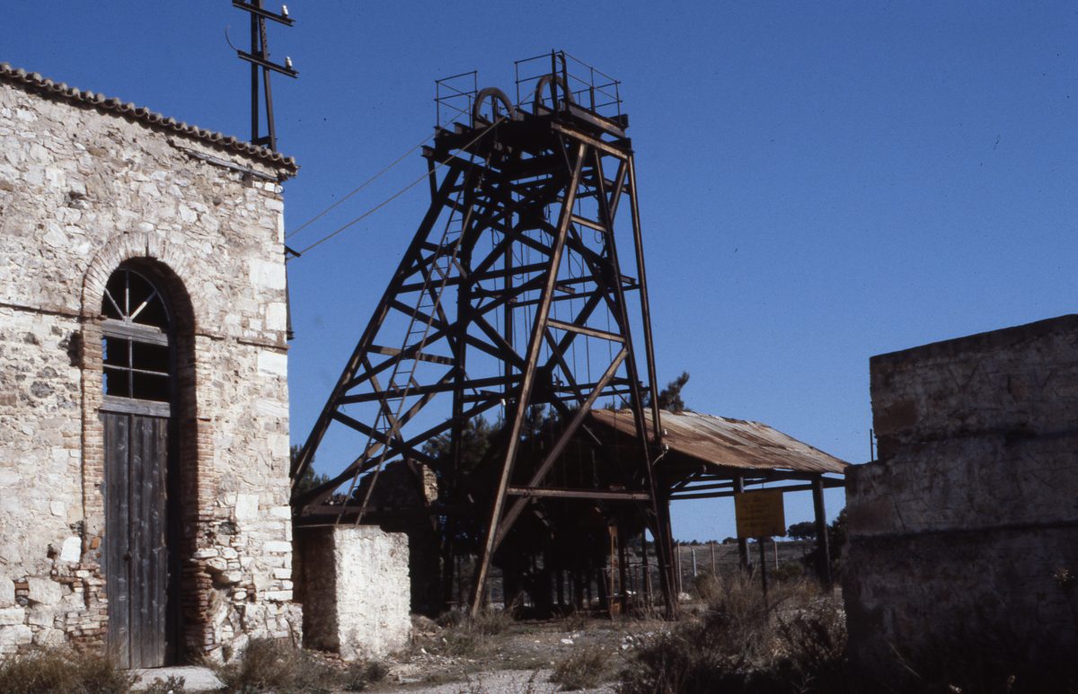 Griechenland: Außenansichten von Kamariza (Agios Konstantinos) mit alten Bergbauanlagen und alten Häusern aus der