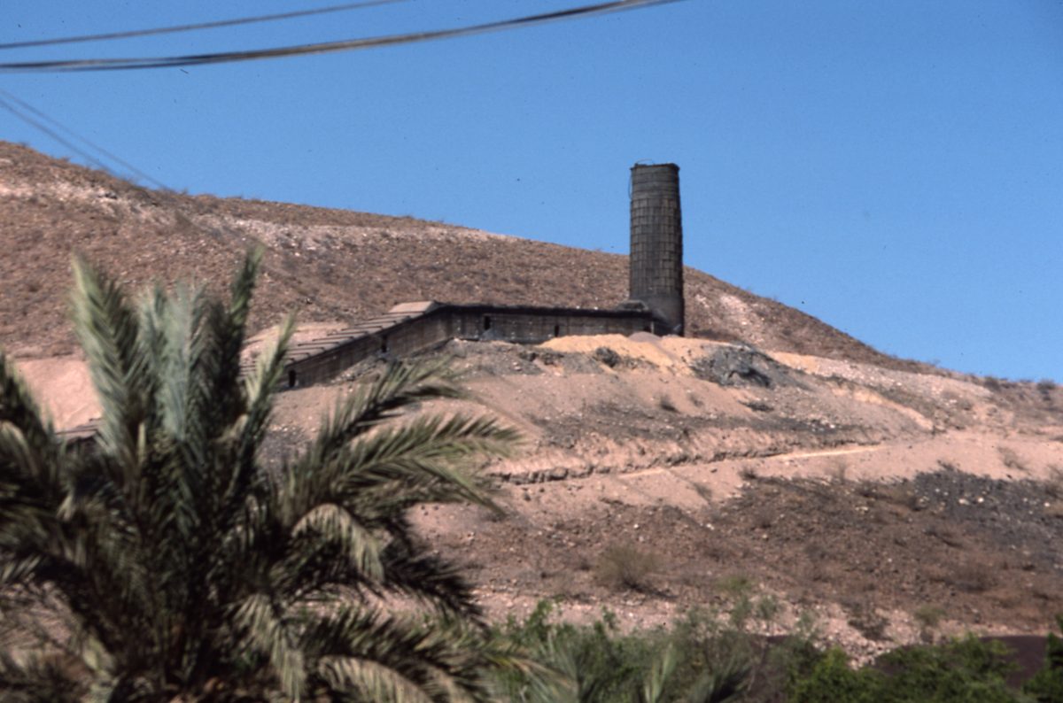 Griechenland: Schornstein der alten Erzschmelze mit Luftzuführung am Hafen von Laurion