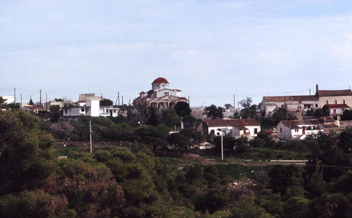 Griechenland: Außenansichten von Kamariza (Agios Konstantinos) mit alten Bergbauanlagen und alten Häusern aus der