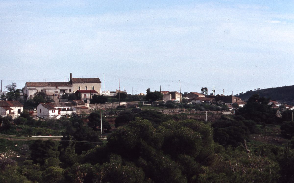 Griechenland: Außenansichten von Kamariza (Agios Konstantinos) mit alten Bergbauanlagen und alten Häusern aus der