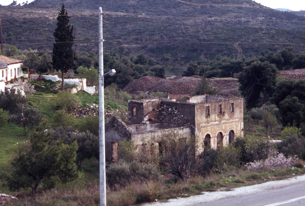 Griechenland: Außenansichten von Kamariza (Agios Konstantinos) mit alten Bergbauanlagen und alten Häusern aus der