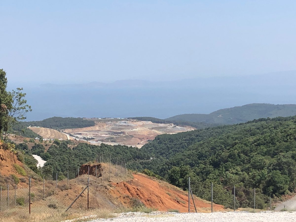 Griechenland: Die Minen von Stratoni, Chalkidike: Erze und sehr gute Rhodochrosite.