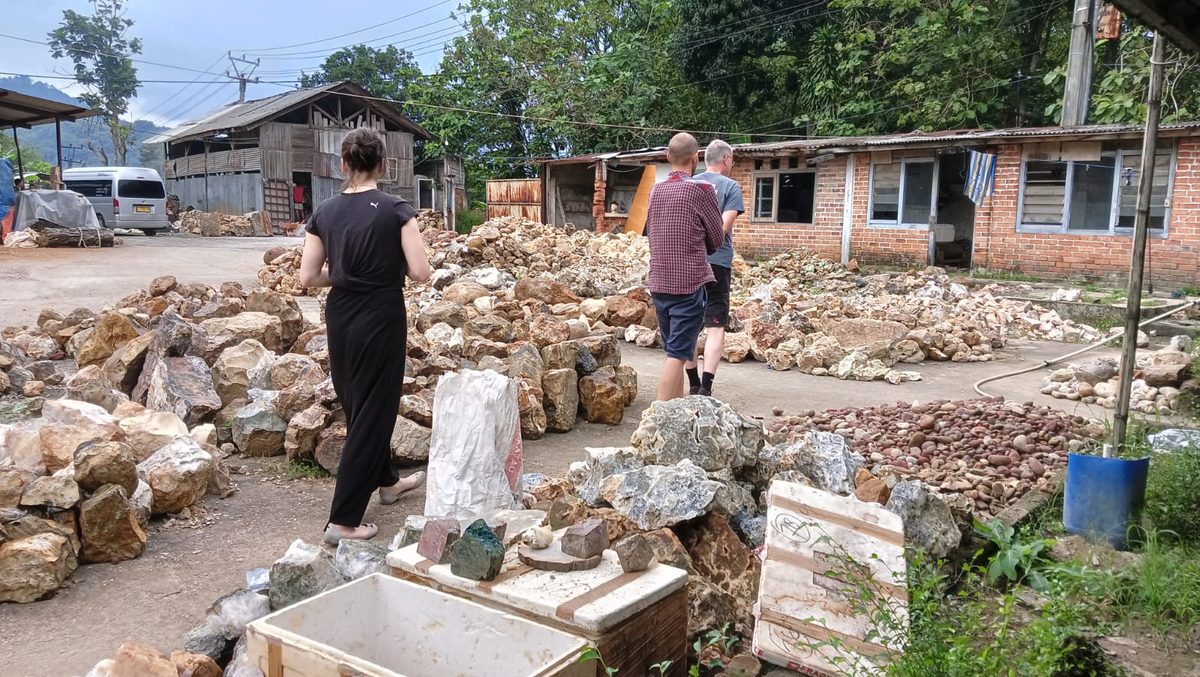Indonesien: Der zentrale Ort Sukabumi auf Java. Hier sind unser Lager und eine Vielzahl an Händlern. Die Mitarbe