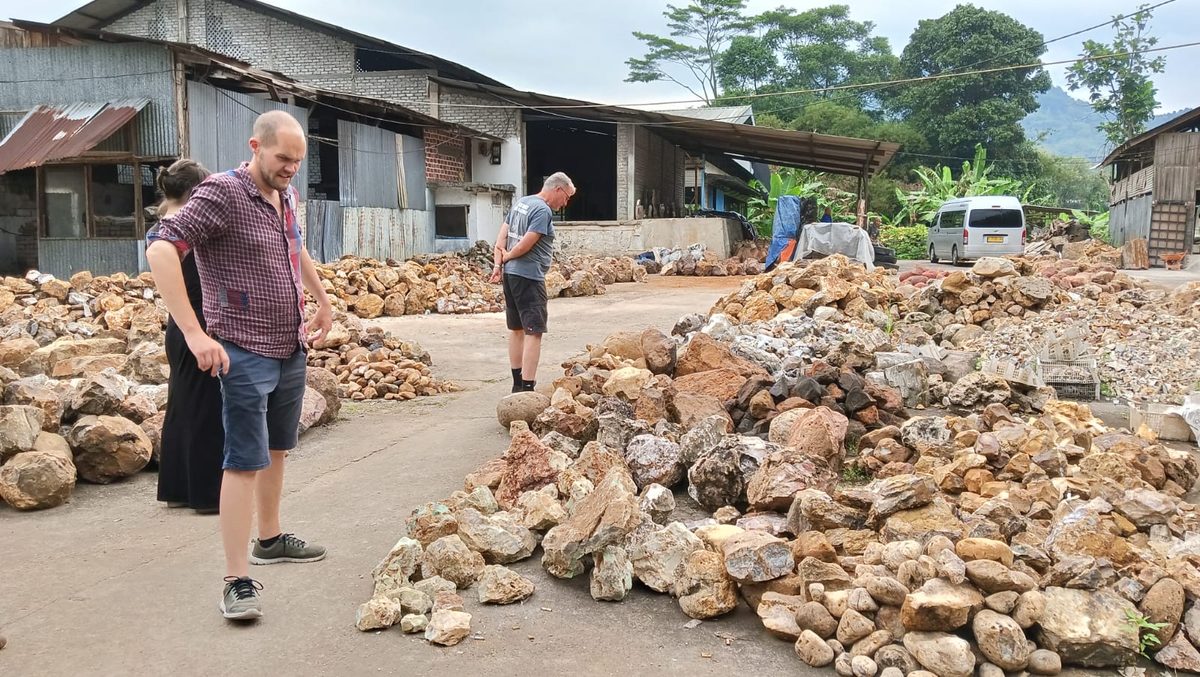 Indonesien: Der zentrale Ort Sukabumi auf Java. Hier sind unser Lager und eine Vielzahl an Händlern. Die Mitarbe