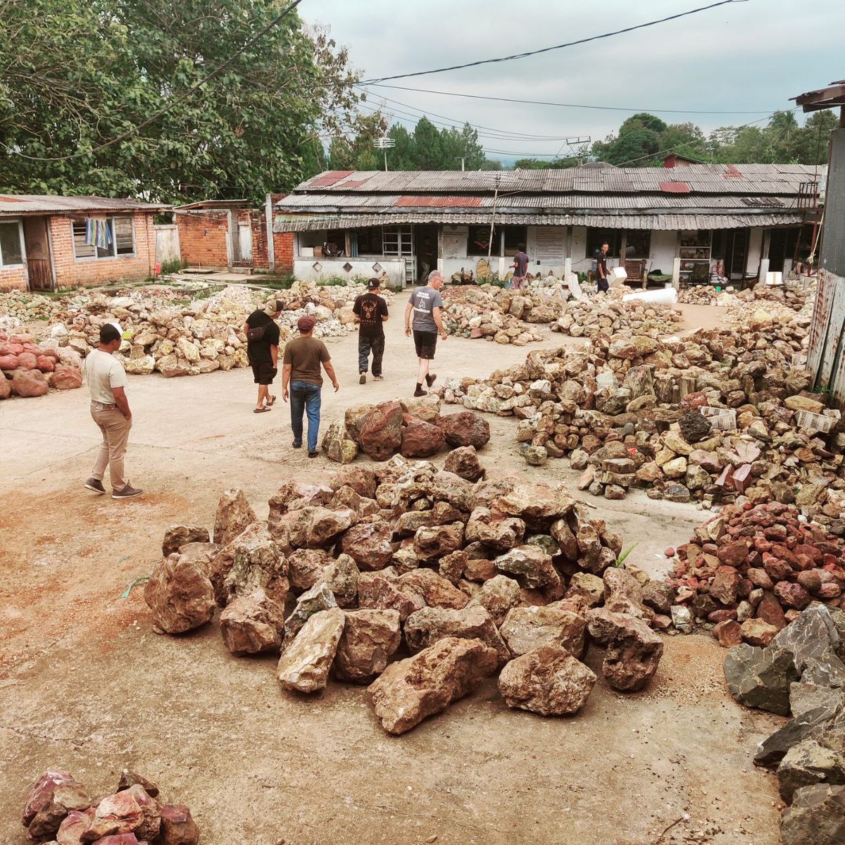 Indonesien: Der zentrale Ort Sukabumi auf Java. Hier sind unser Lager und eine Vielzahl an Händlern. Die Mitarbe