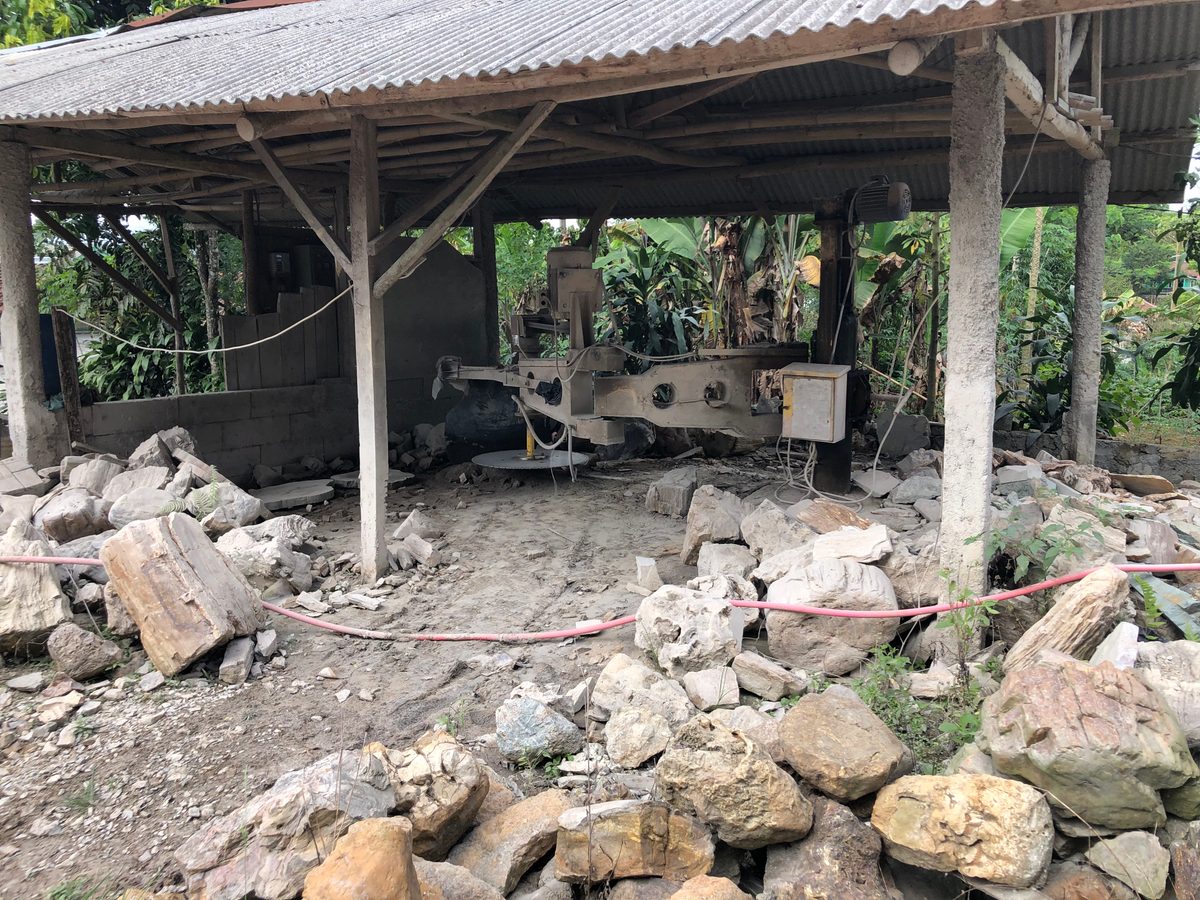 Indonesien: Fossiles Holz, samt Verarbeitung