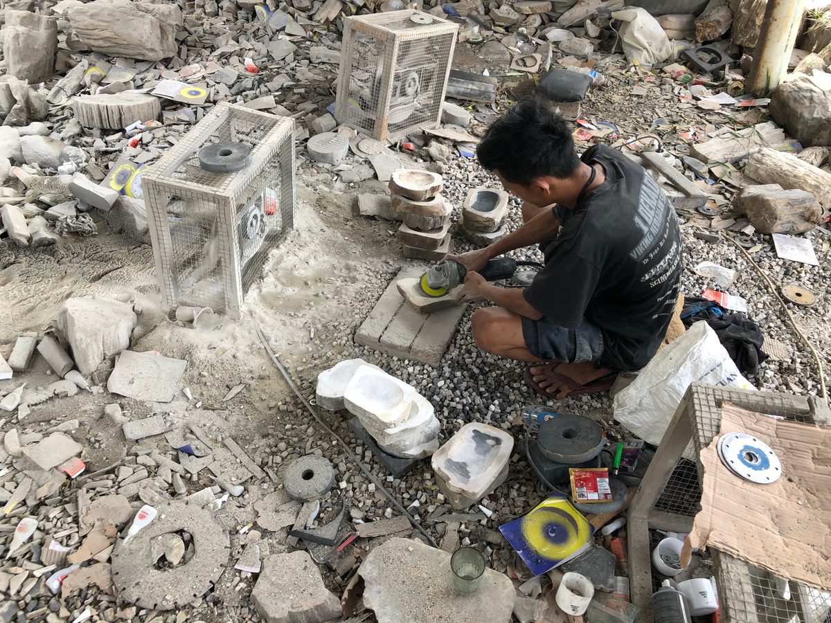 Indonesien: Fossiles Holz, samt Verarbeitung