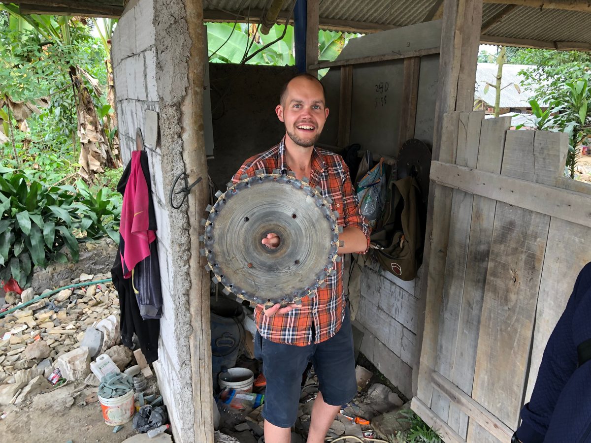 Indonesien: Fossiles Holz, samt Verarbeitung