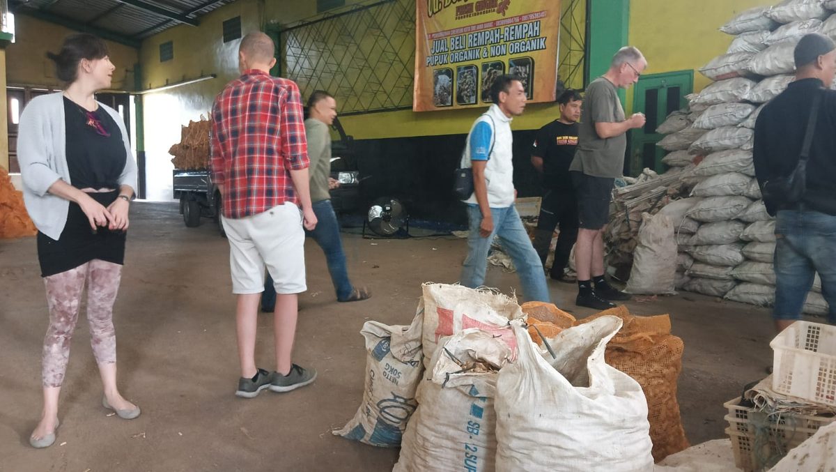 Indonesien: Der zentrale Ort Sukabumi auf Java. Hier sind unser Lager und eine Vielzahl an Händlern. Die Mitarbe