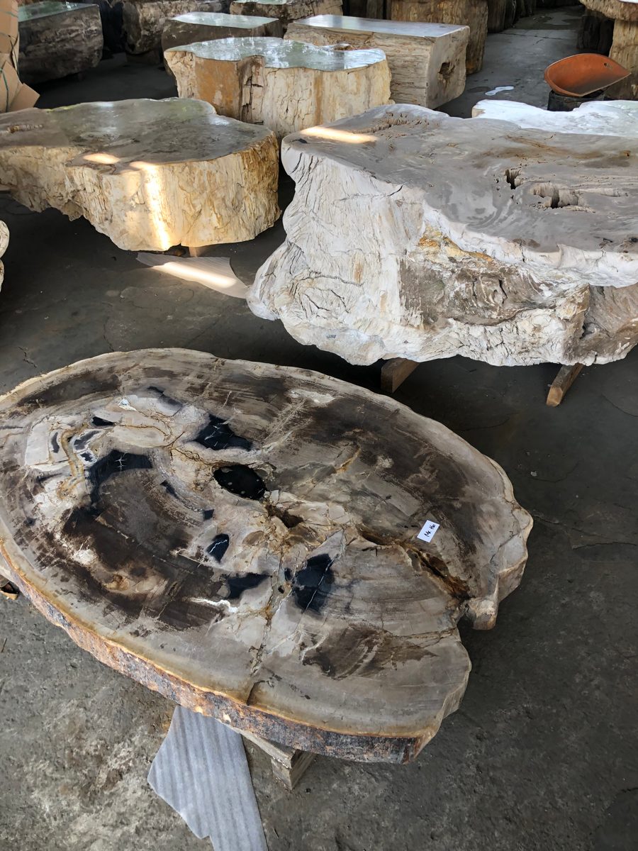 Indonesien: Fossiles Holz, samt Verarbeitung